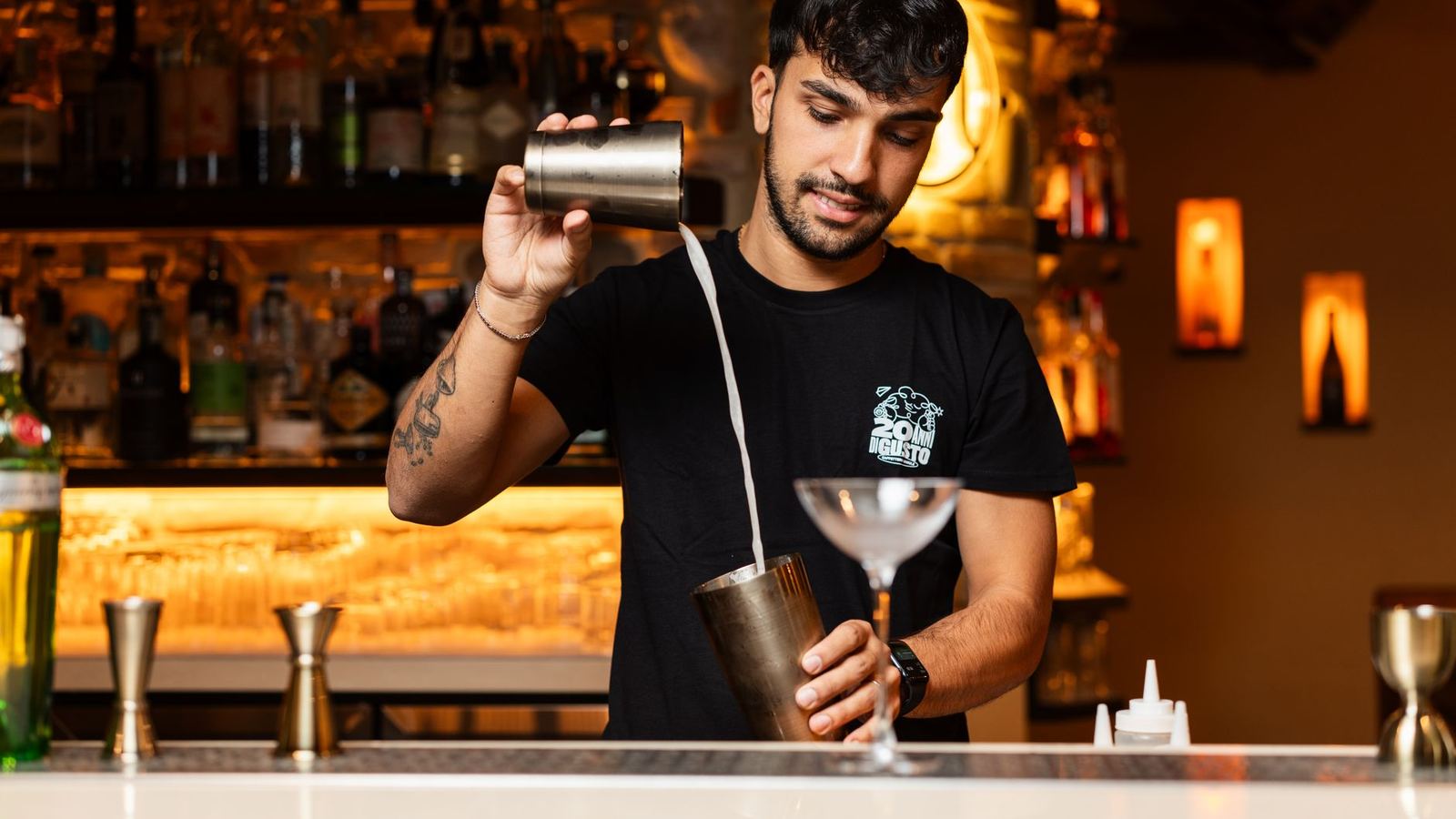 Un barman prépare un cocktail au comptoir