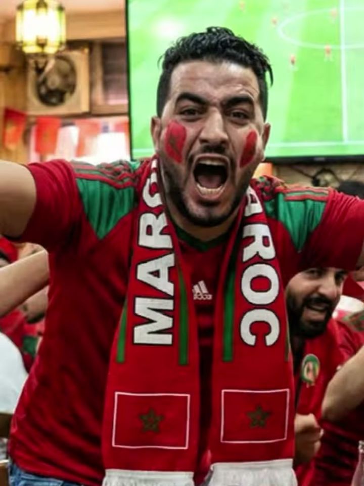 Un supporter devant l’écran un soir de match