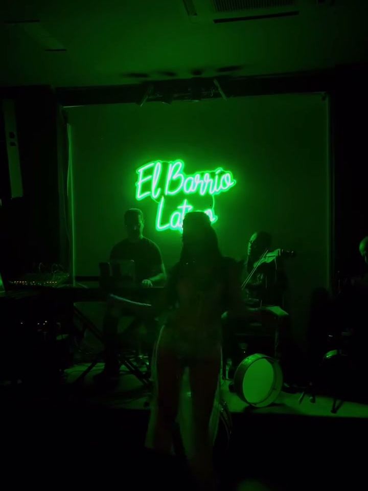 L’orchestre sur scène sous le néon vert El Barrio Latino